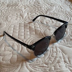 Polished black frame sunglasses
